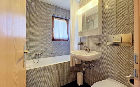 Les Naines Brunes: Bagno, Interior Design, Idraulico Fixture, Pavimentazione, Parete, Pavimento, Lavandino Del Bagno, Lavello, Rubinetto, Piastrella