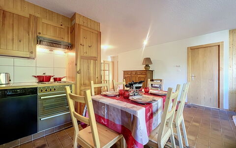 Les Naines Brunes: Legna, Interior Design, Soffitto, Mobilia, Camera, Latifoglie, Cabinetry, Color Legno, Cucina, Credenza