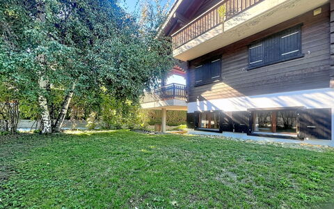 Les Naines Brunes: Zona Residenziale, Casa, Casa, Prato, Giardino, Shade, Estate, Villetta, Cortile, Backyard
