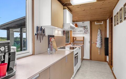 Thorine - 800M from the Sea: Cucina, Apparecchio Major, Elettrodomestico Da Cucina, Legna, Interior Design, Controsoffitto, Pavimentazione, Mobilia, Soffitto, Pavimento
