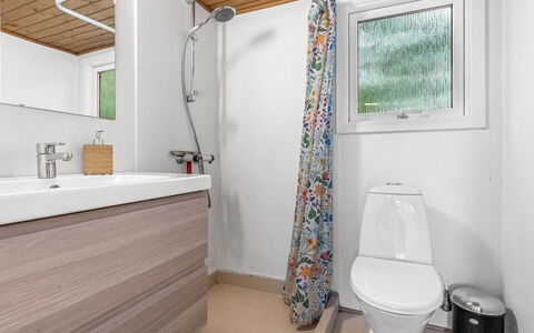Thorine - 800M from the Sea: Idraulico Fixture, Pavimentazione, Legna, Pavimento, Lavello, Interior Design, Bagno, Rubinetto, Idraulico, Lavandino Del Bagno