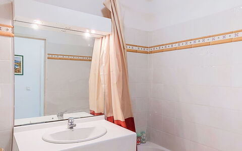 Virginie: Pavimentazione, Idraulico Fixture, Interior Design, Pavimento, Bagno, Lavandino Del Bagno, Idraulico, Lavello, Camera, Rubinetto