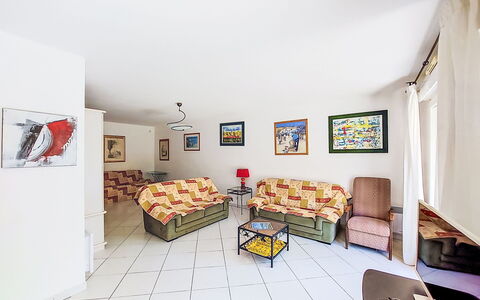 Virginie: Mobilia, Divano, Interior Design, Appartamento, Pavimentazione, Pavimento, Camera, Soggiorno, Cornice
