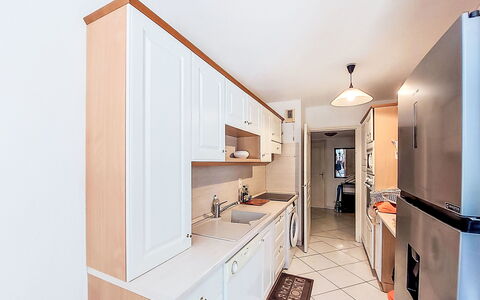 Virginie: Controsoffitto, Cucina, Interior Design, Cabinetry, Pavimentazione, Mobilia, Apparecchio Major, Elettrodomestico Da Cucina, Legna, Pavimento