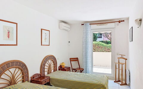 Virginie: Mobilia, Interior Design, Appartamento, Pavimento, Pavimentazione, Casa, Camera Da Letto, Letto, Soffitto, Telaio Del Letto