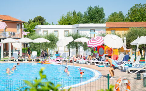 Peschiera del Garda 689: Piscina, Ricreazione, Mobili Da Esterno, Tempo Libero, Ricorrere, Ombrello, Vacanza, Lettino, Resort Citta '