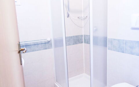 Peschiera del Garda 689: Pavimento, Pavimentazione, Idraulico Fixture, Interior Design, Camera, Idraulico, Bagno, Doccia, Doccia Porta, Porta
