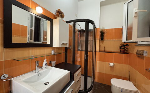 Appartamento Il Vulcano: Lavandino Del Bagno, Bagno, Lavello, Interior Design, Idraulico Fixture, Specchio, Controsoffitto, Pavimentazione, Mobiletto Del Bagno, Rubinetto