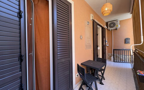Appartamento Il Vulcano: Pavimento, Porta, Appartamento, Color Legno, Sedia, Balcone, Latifoglie, Porta A Casa