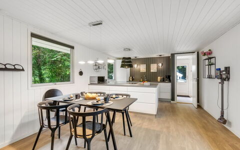 Hubert - 450M to the Fjord: Interior Design, Legna, Pavimentazione, Soffitto, Mobilia, Lampada, Pavimento In Legno, Pavimento, Cucina & Sala Da Pranzo Tavolo, Cucina