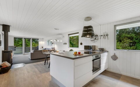 Hubert - 450M to the Fjord: Legna, Pavimentazione, Cucina, Controsoffitto, Soffitto, Interior Design, Casa, Pavimento, Mobilia, Pavimento In Legno