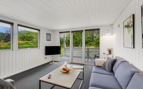 Hubert - 450M to the Fjord: Legna, Pavimentazione, Soffitto, Interior Design, Pavimento, Latifoglie, Divano, Soggiorno, Pavimento In Legno, Plank