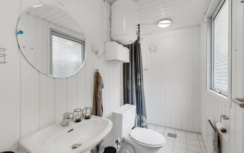 Hubert - 450M to the Fjord: Idraulico Fixture, Bagno, Lavello, Interior Design, Toilet Seat, Gabinetto, Lavandino Del Bagno, Rubinetto, Pavimentazione, Soffitto