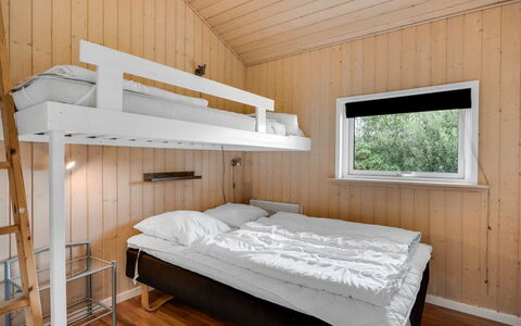 Nahuel - 300M to the Fjord: Camera Da Letto, Letto, Legna, Lenzuolo, Bedding, Letto A Castello, Telaio Del Letto, Interior Design, Pavimento, Soffitto
