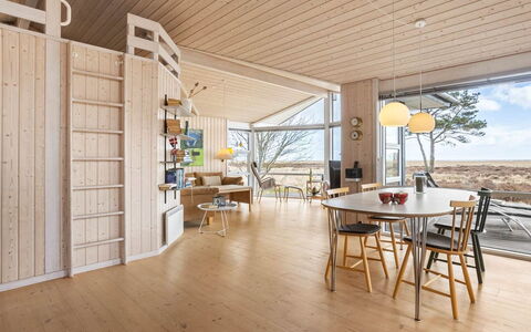 Chris - 130M from the Sea: Legna, Pavimentazione, Soffitto, Pavimento, Interior Design, Pavimento In Legno, Lampada, Latifoglie, Color Legno, Plank