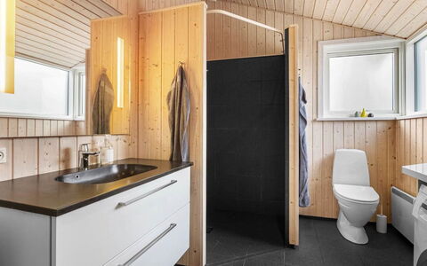 Chris - 130M from the Sea: Idraulico Fixture, Pavimentazione, Lavello, Legna, Interior Design, Pavimento, Rubinetto, Lavandino Del Bagno, Mobiletto Del Bagno, Idraulico