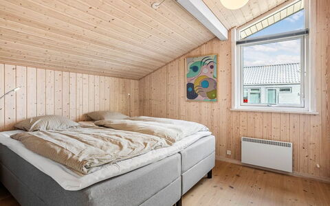 Chris - 130M from the Sea: Legna, Camera Da Letto, Casa, Soffitto, Letto, Bedding, Lenzuolo, Congelamento, Villetta, Telaio Del Letto
