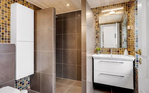 Helemine - 800M from the Sea: Pavimentazione, Bagno, Parete, Pavimento, Interior Design, Idraulico Fixture, Gabinetto, Piastrella, Mobiletto Del Bagno, Idraulico