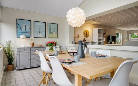 Helemine - 800M from the Sea: Mobilia, Interior Design, Pavimentazione, Lampada, Legna, Sedia, Soffitto, Tavolo, Cucina & Sala Da Pranzo Tavolo, Sala Da Pranzo