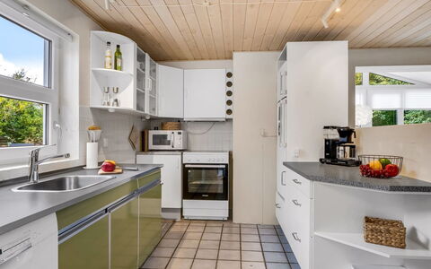 Helemine - 800M from the Sea: Cucina, Controsoffitto, Elettrodomestico Da Cucina, Interior Design, Pavimentazione, Apparecchio Major, Cabinetry, Legna, Soffitto, Mobilia