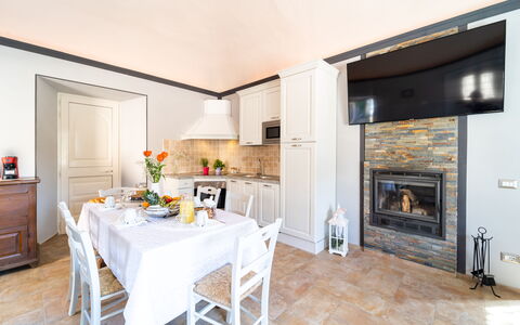 Villa Belvedere: Mobilia, Interior Design, Pavimentazione, Soffitto, Pavimento, Cucina, Illuminazione, Tavolo, Camera, Sedia