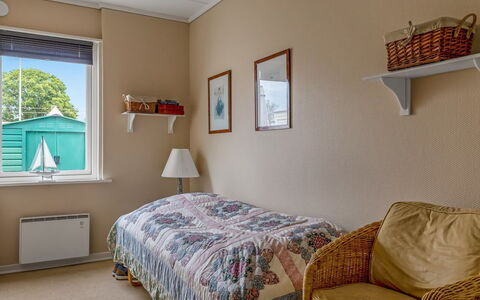 Maureen - 150M from the Sea: Mobilia, Interior Design, Parete, Camera Da Letto, Letto, Pavimentazione, Legna, Pavimento, Soffitto, Lenzuolo