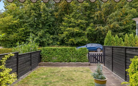 Maureen - 150M from the Sea: Arbusto, Giardino, Recinzione, Shade, Groundcover, Backyard, Prato, Landscaping, Home Scherma, Cortile