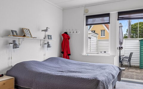 Maureen - 150M from the Sea: Parete, Interior Design, Mobilia, Camera Da Letto, Legna, Soffitto, Pavimentazione, Pavimento, Letto, Lenzuolo