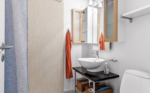 Maureen - 150M from the Sea: Interior Design, Idraulico Fixture, Parete, Pavimentazione, Pavimento, Lavello, Bagno, Lavandino Del Bagno, Gabinetto, Camera