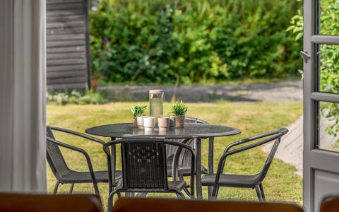 Roar - 7.5Km from the Sea: Mobilia, Mobili Da Esterno, Sedia, Tavolo Esterno, Tavolo, Cucina & Sala Da Pranzo Tavolo, Tavolino Da Caffè, Giardino, Shade, Terrazza