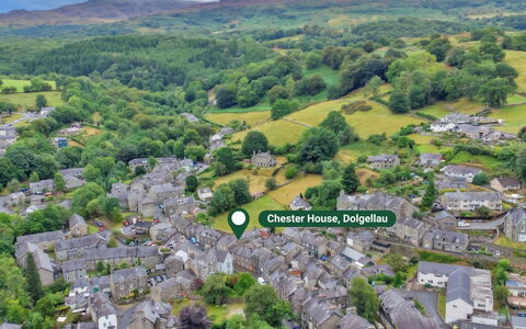 Chester House: Zona Residenziale, Paesaggio, Casa, Visione Globale, Quartiere, Sobborgo, Area Rurale, Highland, Tetto, Villaggio