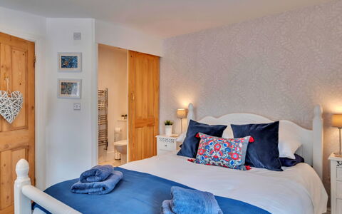 Chester House: Mobilia, Letto, Interior Design, Camera Da Letto, Lenzuolo, Bedding, Legna, Soffitto, Camera, Biancheria