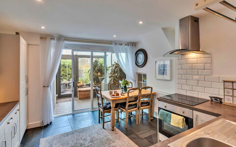 Chester House: Mobilia, Interior Design, Cucina, Pavimentazione, Controsoffitto, Pavimento, Legna, Soffitto, Cabinetry, Elettrodomestico Da Cucina