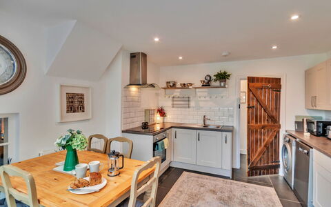 Chester House: Mobilia, Interior Design, Pavimentazione, Parete, Cucina, Legna, Controsoffitto, Soffitto, Pavimento, Apparecchio Major