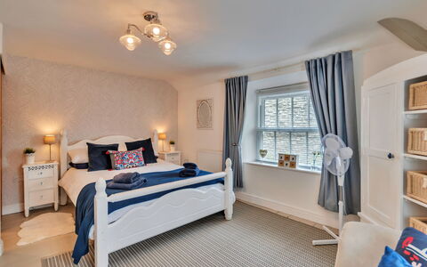 Chester House: Interior Design, Mobilia, Letto, Camera Da Letto, Soffitto, Legna, Pavimentazione, Pavimento, Bedding, Camera