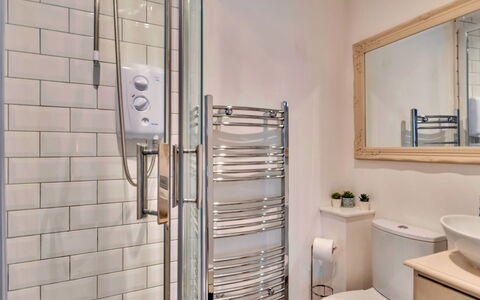 Chester House: Idraulico Fixture, Interior Design, Pavimentazione, Bagno, Pavimento, Idraulico, Rubinetto, Specchio, Lavello, Camera