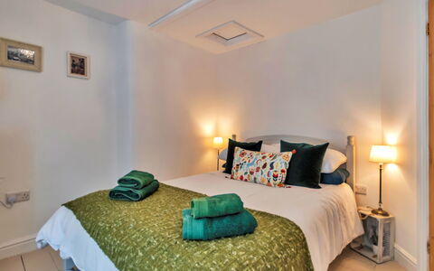 Chester House: Letto, Mobilia, Interior Design, Bedding, Camera Da Letto, Pavimento, Lenzuolo, Pavimentazione, Parete, Camera