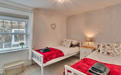 Chester House: Mobilia, Camera Da Letto, Letto, Legna, Interior Design, Lenzuolo, Bedding, Casa, Pavimento, Camera