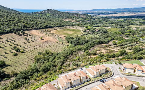 Tra Mare e Campagna: Paesaggio, Visione Globale, Villaggio, Fotografia Aerea, Sobborgo, Chaparral, Paesino Di Montagna