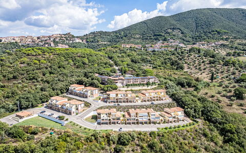 Tra Mare e Campagna: Zona Residenziale, Quartiere, Paesaggio, Casa, Casa, Insediamento Umano, Villaggio, Area Rurale, Sobborgo, Hill Station