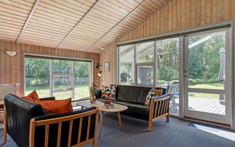 Fritzy - 1.5Km from the Sea: Legna, Soffitto, Casa, Villetta, Porta, Latifoglie, Color Legno, Raccordo, Edifici Giardino, Soggiorno