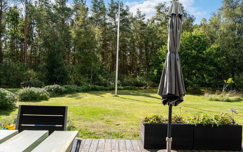 Fritzy - 1.5Km from the Sea: Mobili Da Esterno, Giardino, Shade, Prato, Landscaping, Backyard, Cortile, Tavolo Esterno, Ombrello, Latifoglie