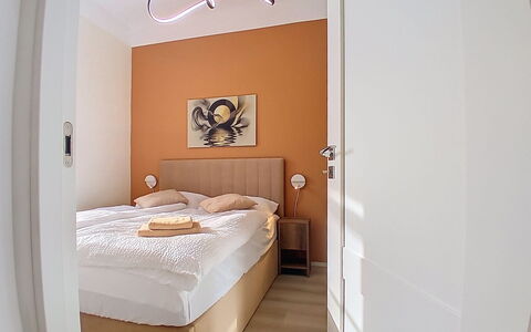 Buky Escape: Mobilia, Letto, Interior Design, Camera Da Letto, Parete, Pavimento, Legna, Pavimentazione, Lenzuolo, Bedding