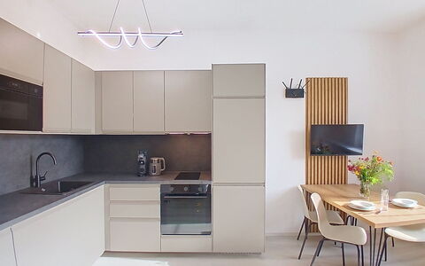Buky Escape: Mobilia, Cucina, Interior Design, Pavimentazione, Controsoffitto, Elettrodomestico Da Cucina, Cabinetry, Legna, Pavimento, Lampada