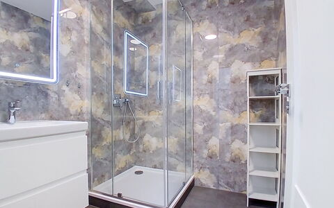 Buky Escape: Idraulico Fixture, Pavimentazione, Pavimento, Interior Design, Bagno, Idraulico, Camera, Piastrella, Rubinetto, Specchio