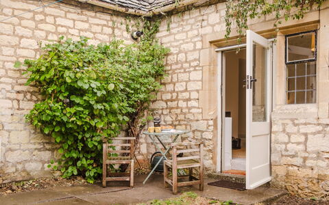 Little Hale Cottage: Mobilia, Interior Design, Pavimentazione, Pavimento, Soffitto, Camera, Sedia, Tavolo, Appartamento, Cucina & Sala Da Pranzo Tavolo