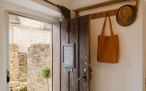 Little Hale Cottage: Mobilia, Interior Design, Pavimentazione, Pavimento, Soffitto, Camera, Sedia, Tavolo, Appartamento, Cucina & Sala Da Pranzo Tavolo