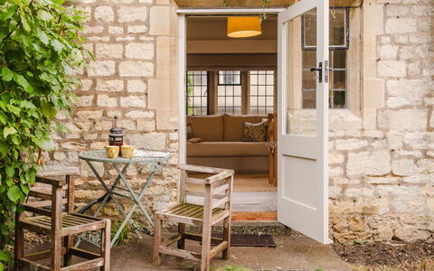 Little Hale Cottage: Mobilia, Interior Design, Pavimentazione, Pavimento, Soffitto, Camera, Sedia, Tavolo, Appartamento, Cucina & Sala Da Pranzo Tavolo