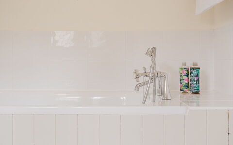 Little Hale Cottage: Mobilia, Interior Design, Pavimentazione, Pavimento, Soffitto, Camera, Sedia, Tavolo, Appartamento, Cucina & Sala Da Pranzo Tavolo