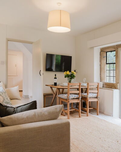 Little Hale Cottage: Mobilia, Interior Design, Pavimentazione, Pavimento, Soffitto, Camera, Sedia, Tavolo, Appartamento, Cucina & Sala Da Pranzo Tavolo
